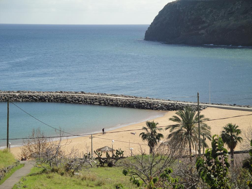 House On The Beach Machico  Rum bild