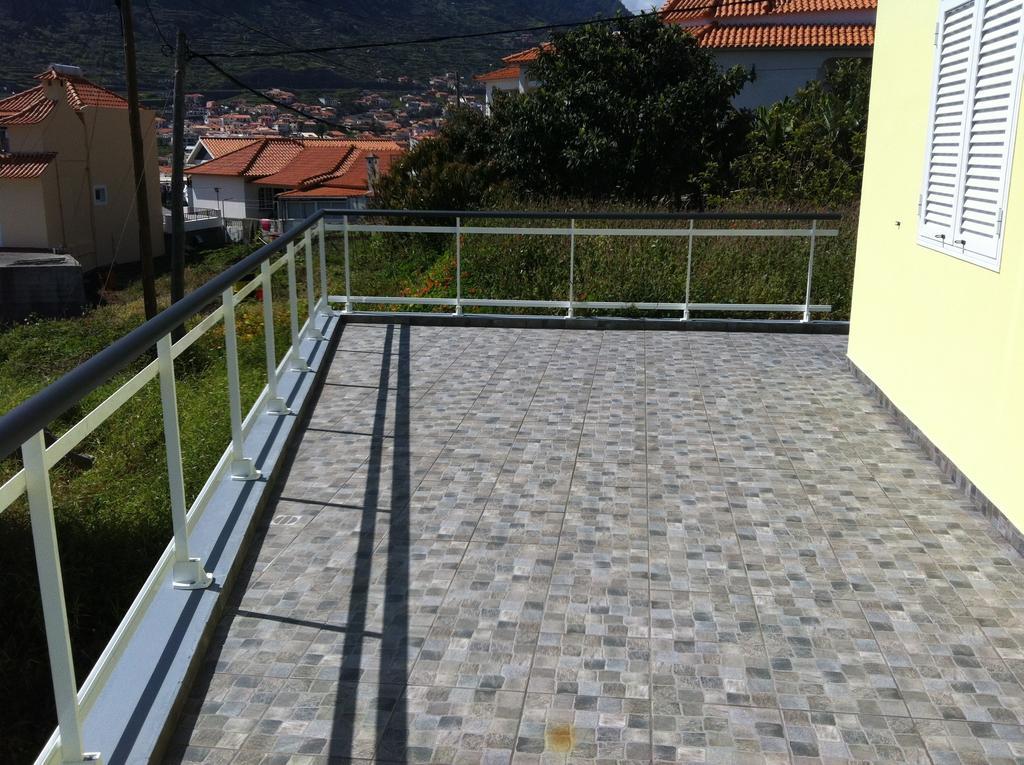 House On The Beach Machico  Rum bild