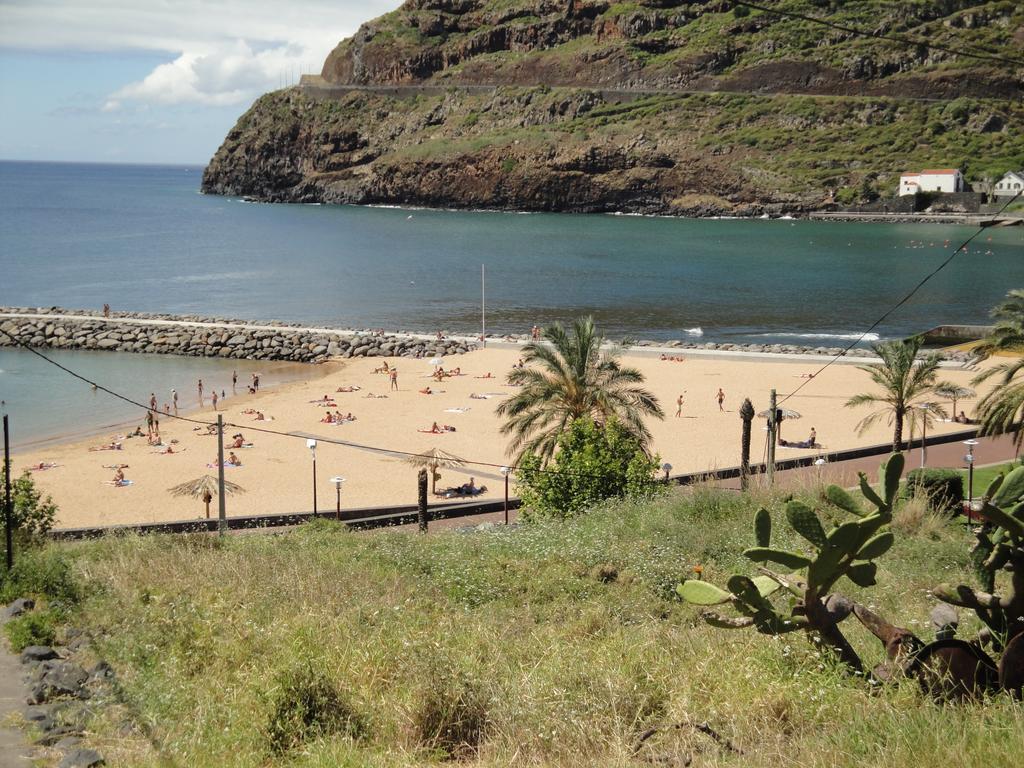 House On The Beach Machico  Rum bild