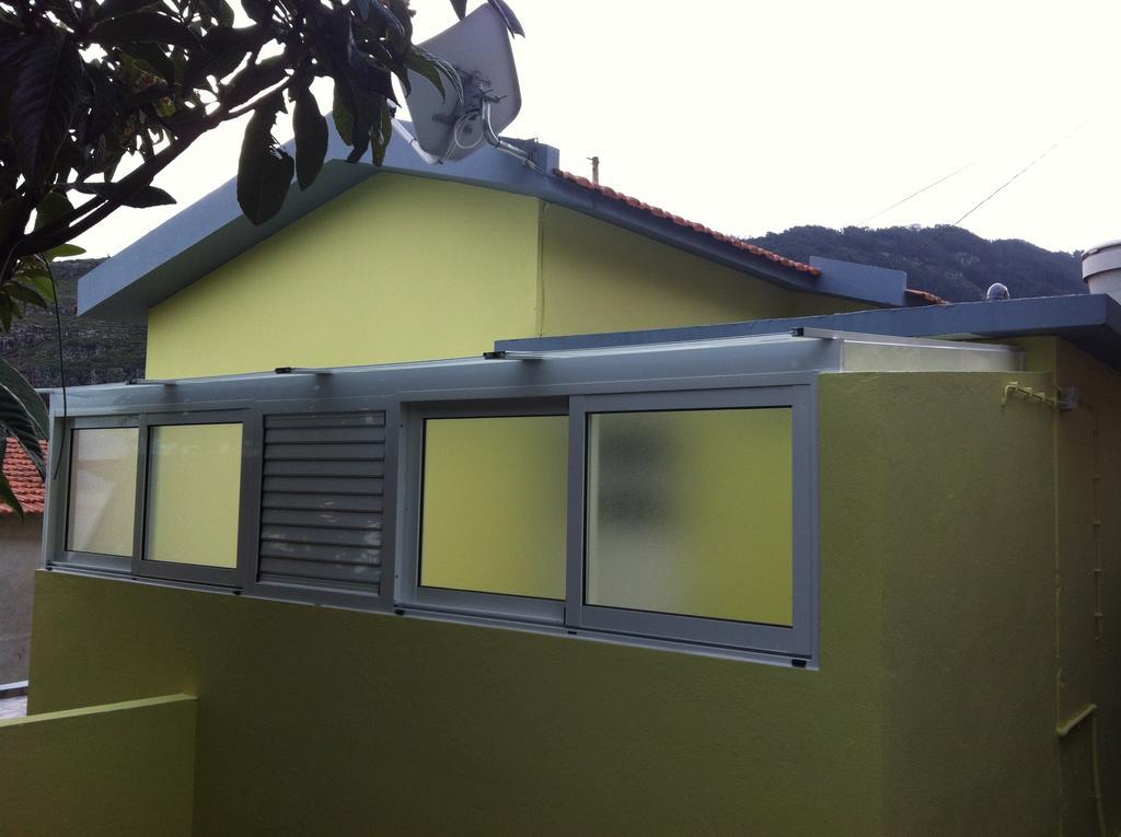 House On The Beach Machico  Rum bild
